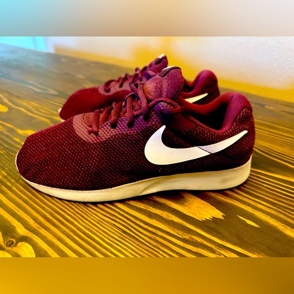Nike Women's Tanjun SE Mesh Sneakers Sz. 9.5 US Burgundy White Grape AR 6221-600 - Picture 1 of 4